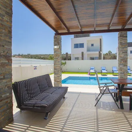 Renting This With Large Private Pool 40 * Πρωταράς