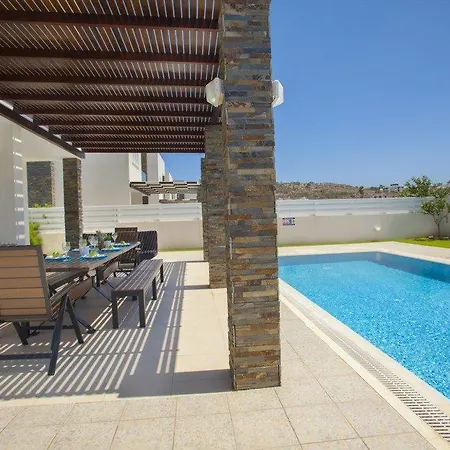 Renting This With Large Private Pool 40 * Πρωταράς