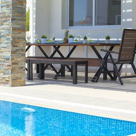 Renting This With Large Private Pool 40 Πρωταράς